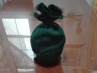 Per concludere la nostra guida ci mostra un sacchetto di color verde scuro, quello in cui le donne raccoglievano pazientemente i loro capelli venduti poi a commercianti (soprattutto baresi) che li utilizzavano per la creazione di parrucche